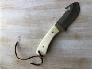 Knife with hook for gutting